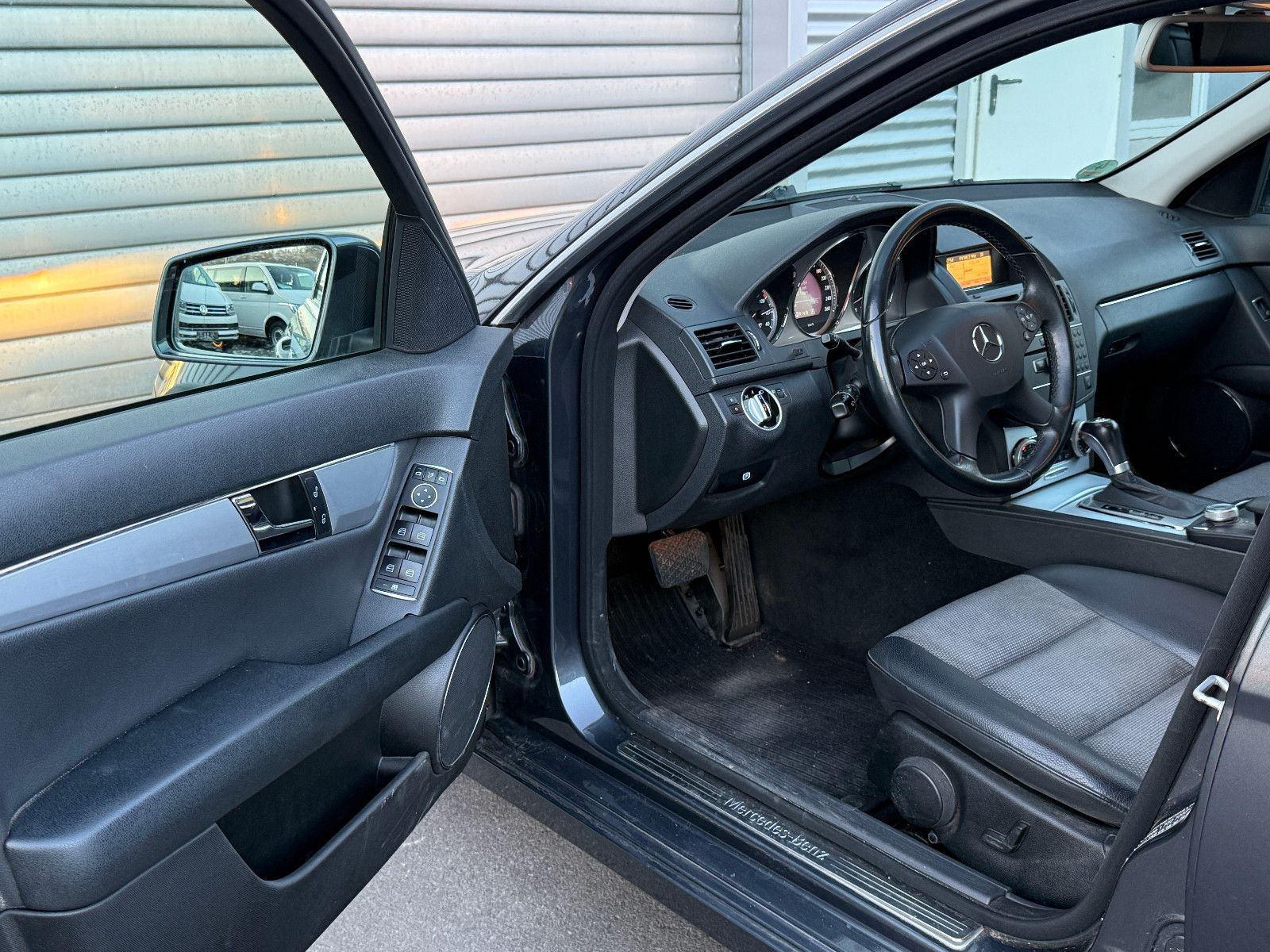 Fahrzeugabbildung Mercedes-Benz C 200 T CGI BlueEff Avantgarde Aut AHK GRA SHZ