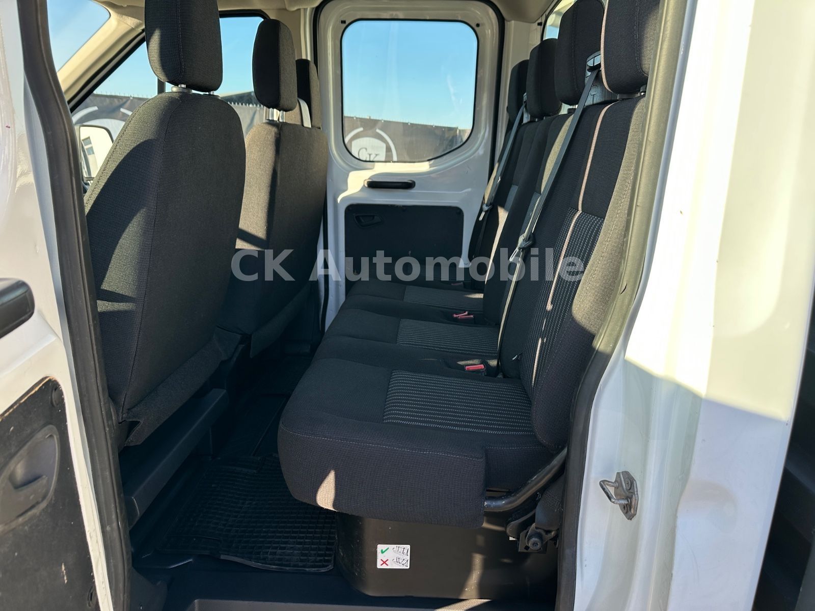 Fahrzeugabbildung Ford Transit Pritsche 350 L2 DoKA/7 Sitze/Klima/AHK