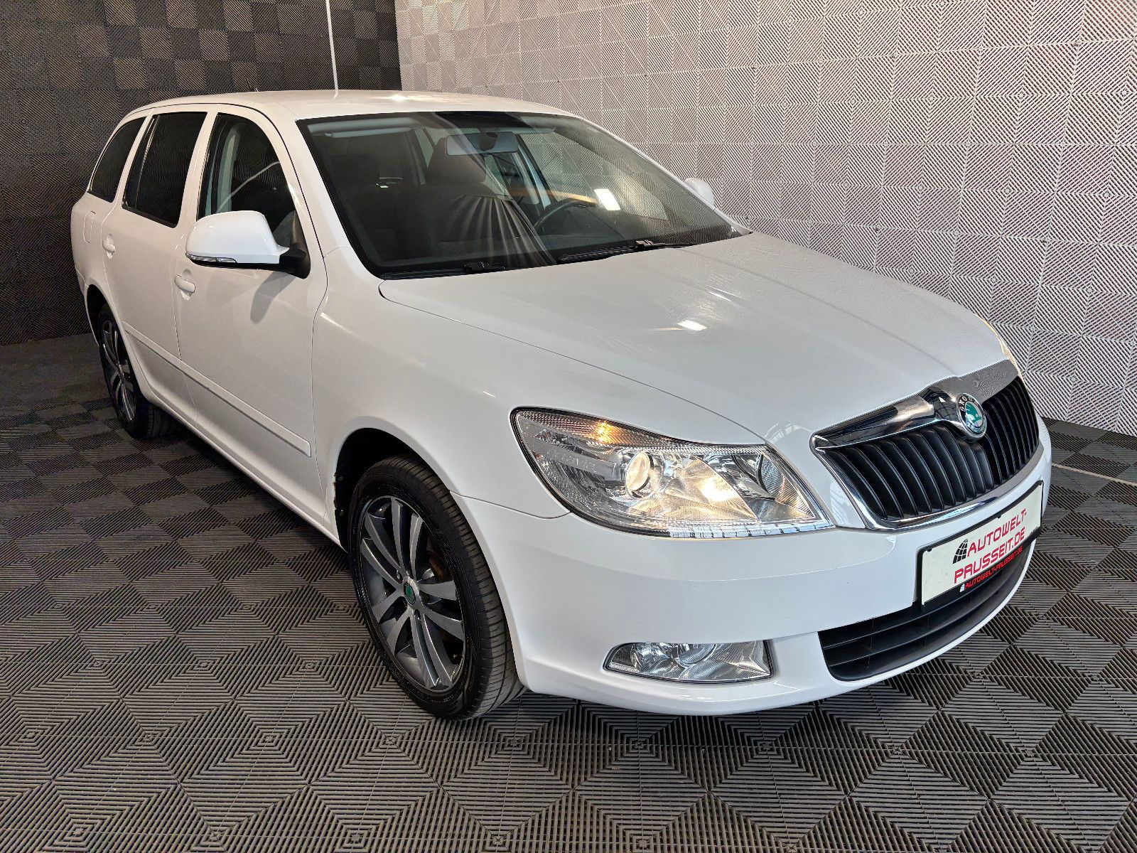 Gebrauchtwagen Skoda Octavia Octavia*TEMPOMAT*KLIMA-AHK-NAVI-SHZ-SOUND-PDC in Künzell