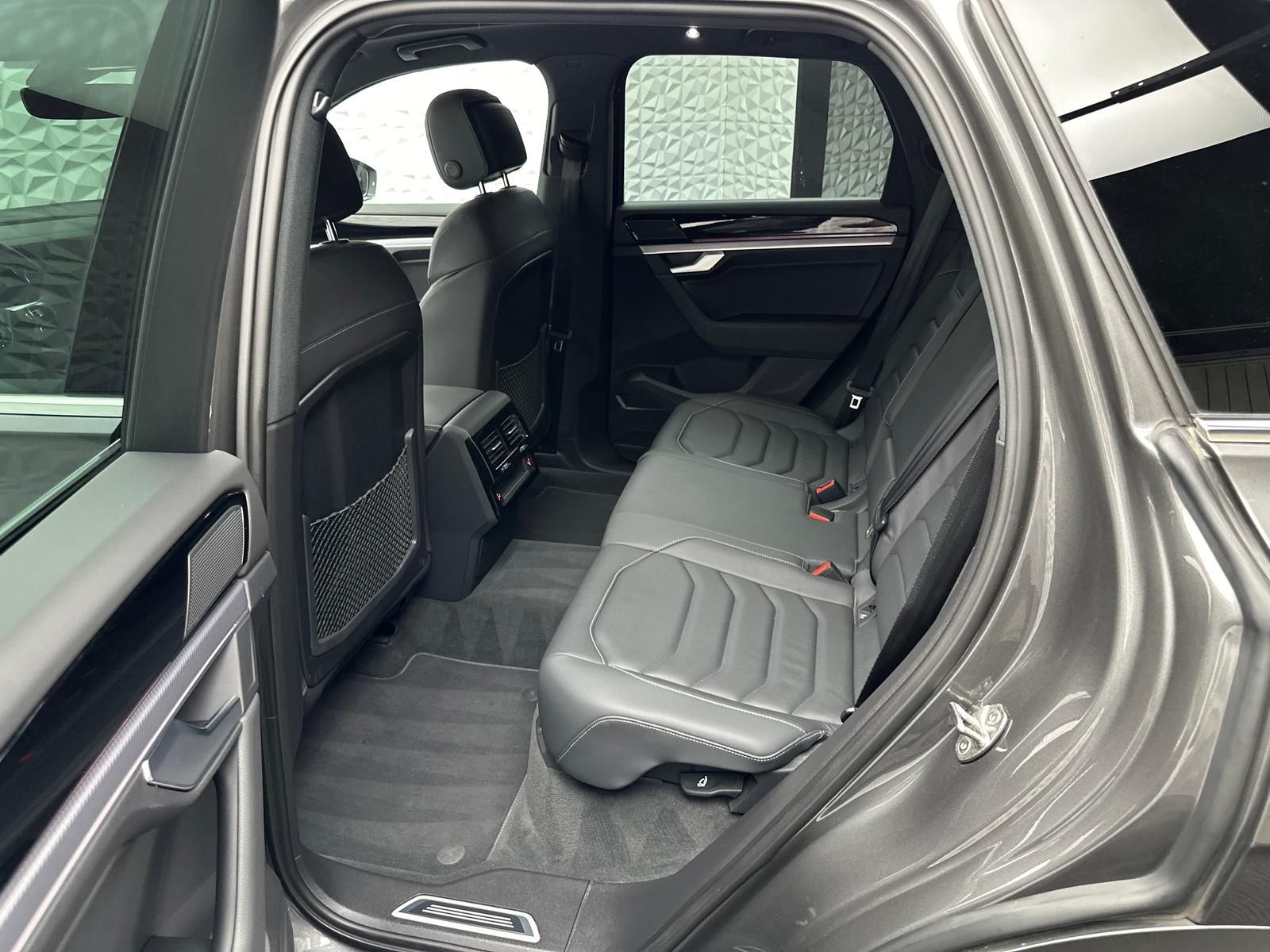 Fahrzeugabbildung Volkswagen TOUAREG 3.0 TDI R-LINE/4MOT/LUFT/STDHZ/PANO/AHK