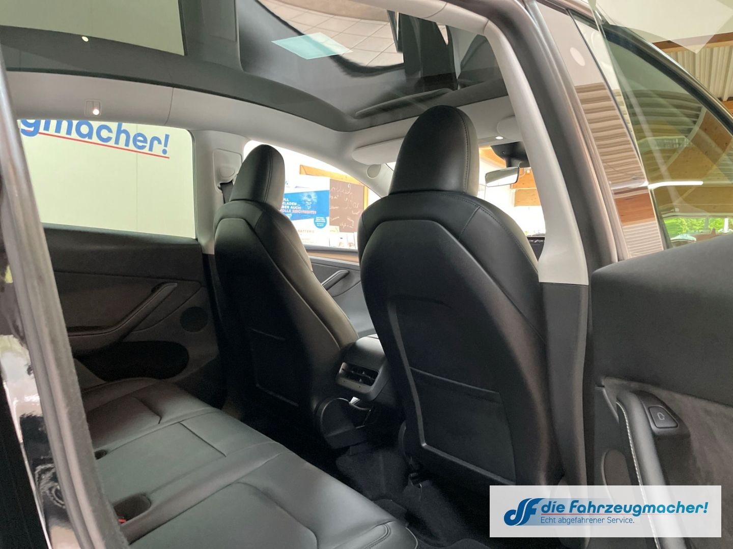 Fahrzeugabbildung Tesla Model Y Basis RWD Panorama Navi Soundsystem LED