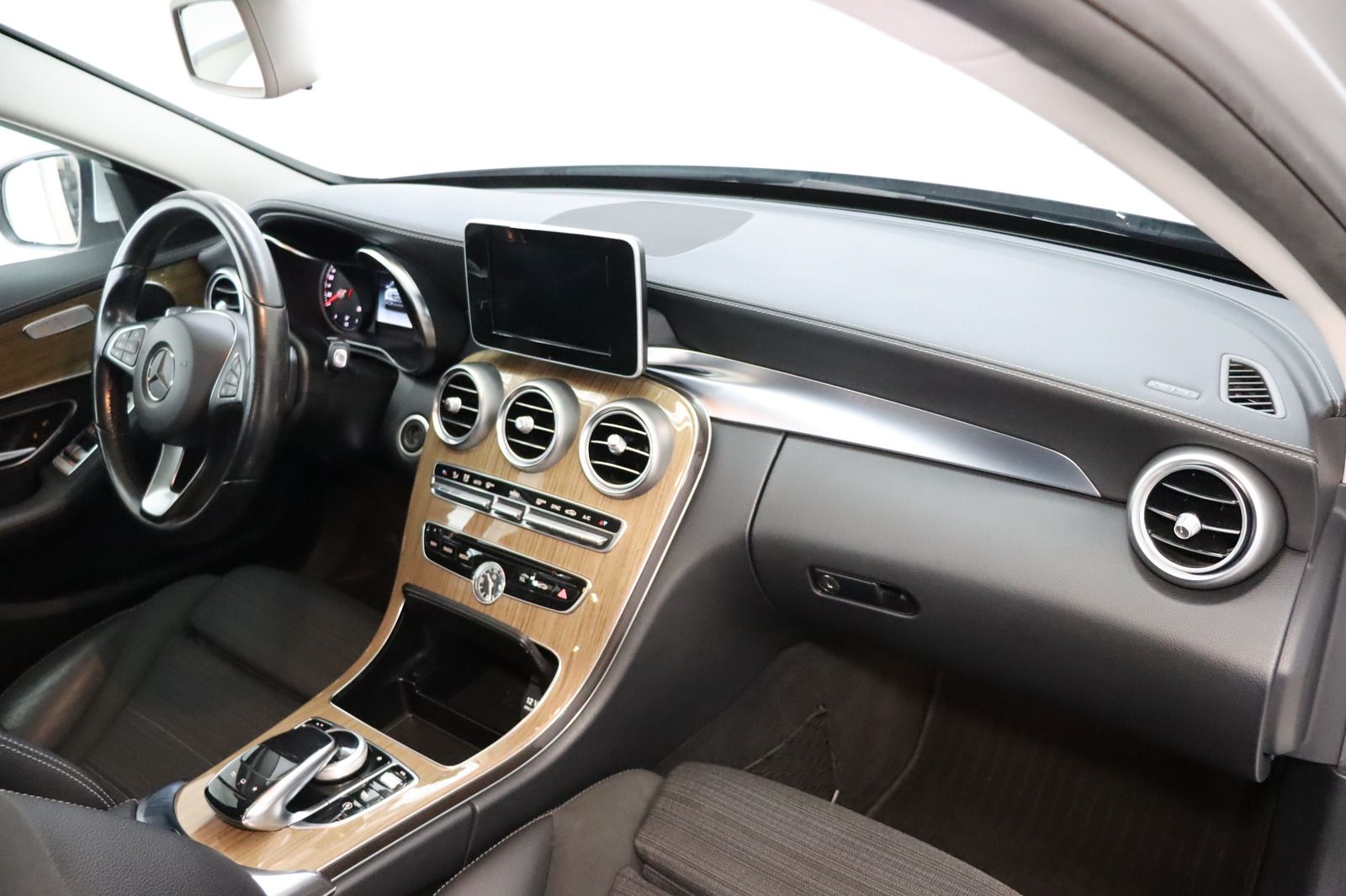 Fahrzeugabbildung Mercedes-Benz C 180 CGI Exclusive * Navi * Sitzhzg * TOP