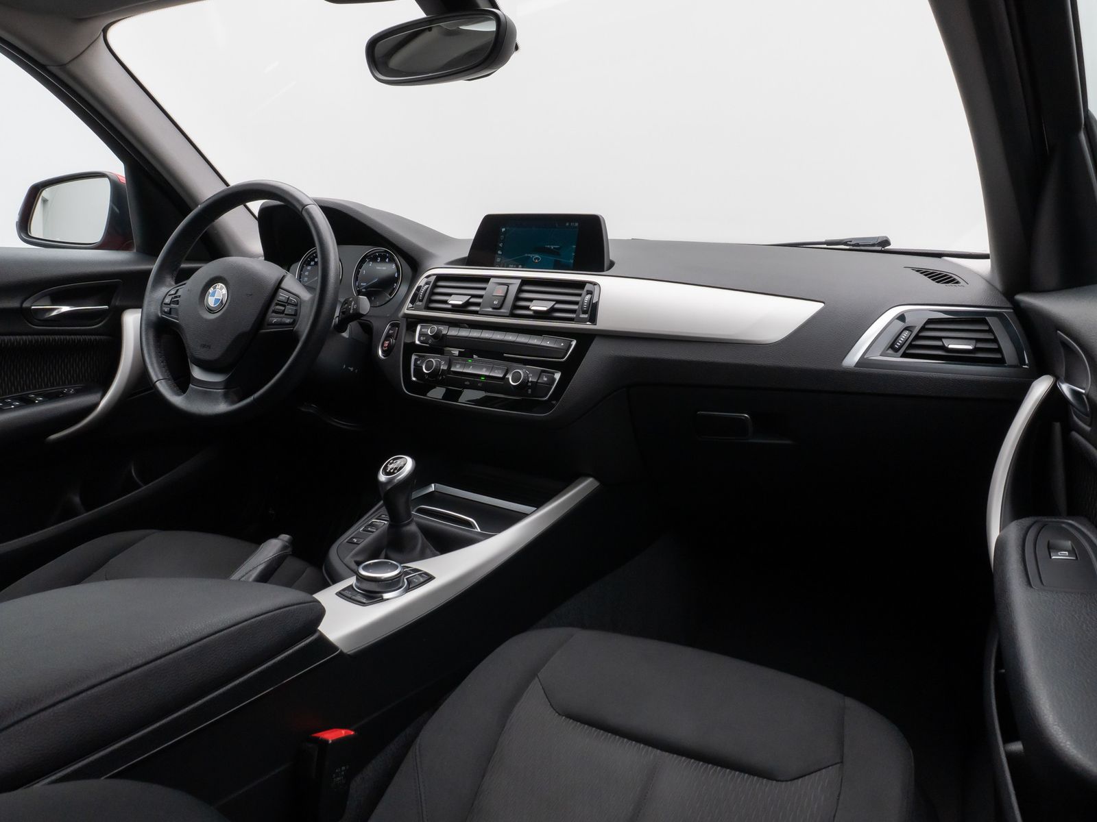 Fahrzeugabbildung BMW 118i Navi WLAN PDC Lordos LED Geschwindigkeitsr
