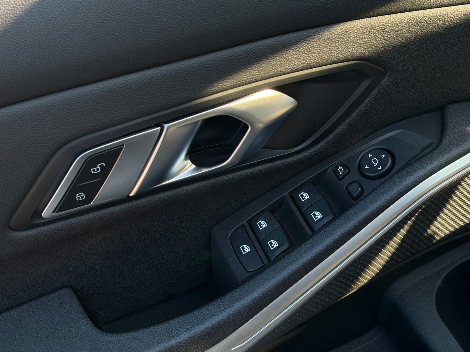 Fahrzeugabbildung BMW 330i Touring LEDER AKUSTIK PANO LED HiFi CarPlay