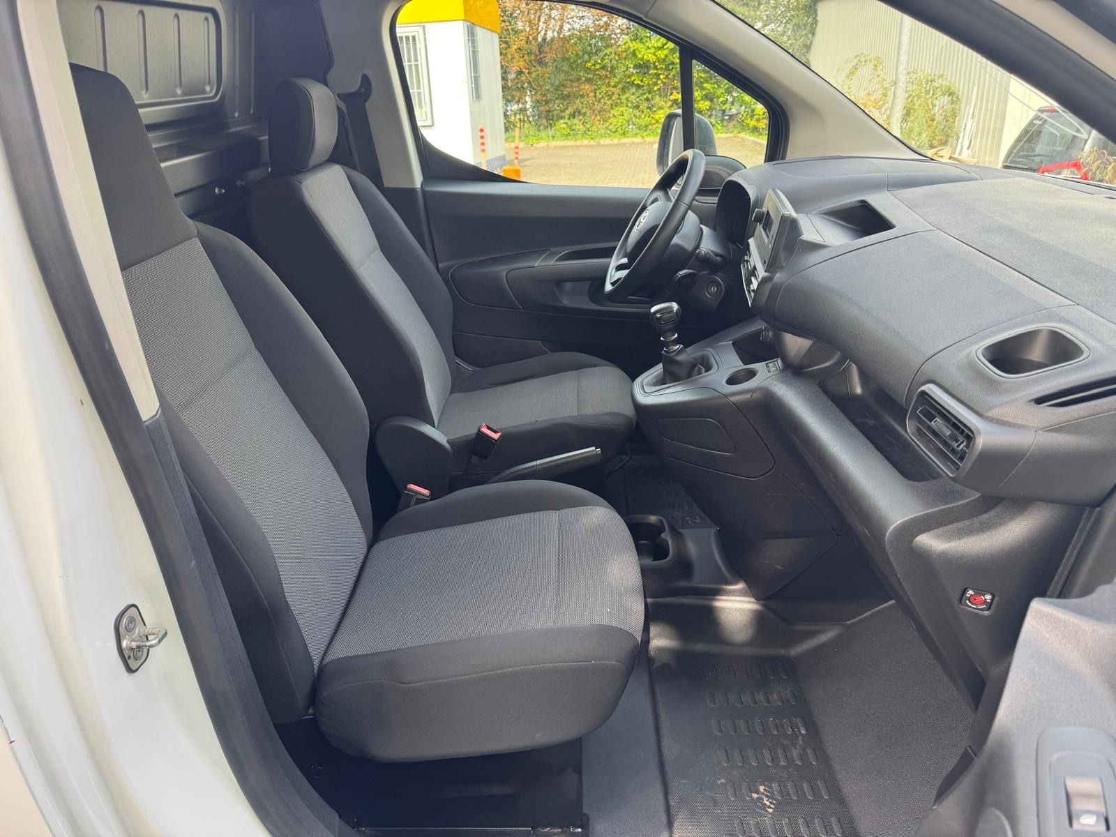 Fahrzeugabbildung Toyota Proace City 1,2-l-Turbo 81kW L1 LKW