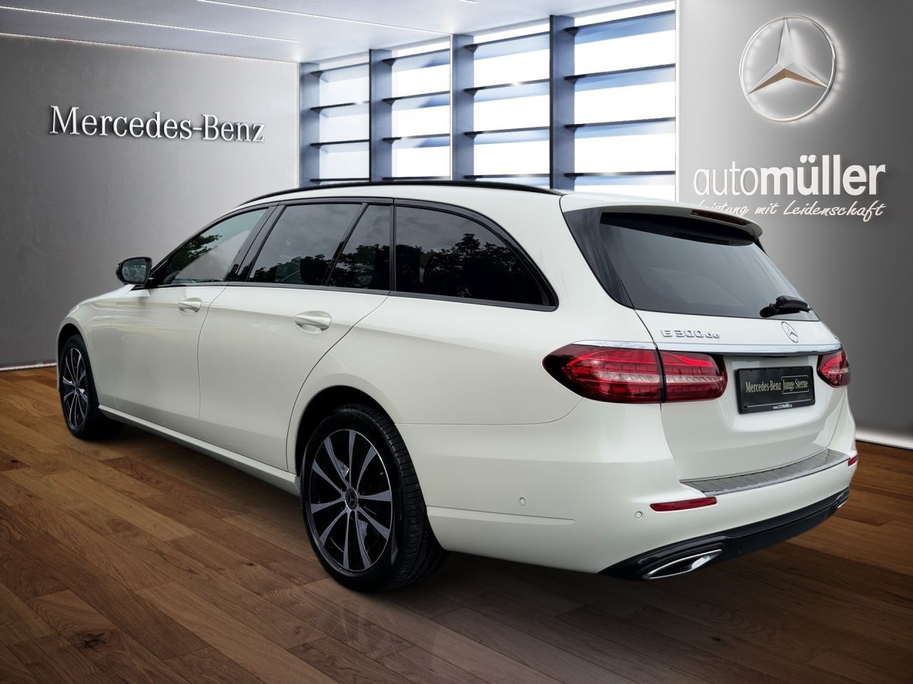Fahrzeugabbildung Mercedes-Benz E 300 de 4M T NIGHT+AHK+PANO+360°+EASYPACK+