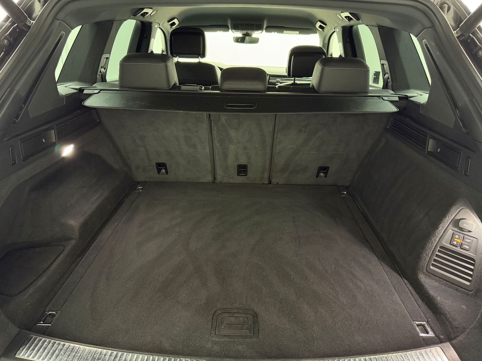 Fahrzeugabbildung Volkswagen Touareg 4Motion R-LINE/DAB+/MATRIX IQ/AHK/21 ZO