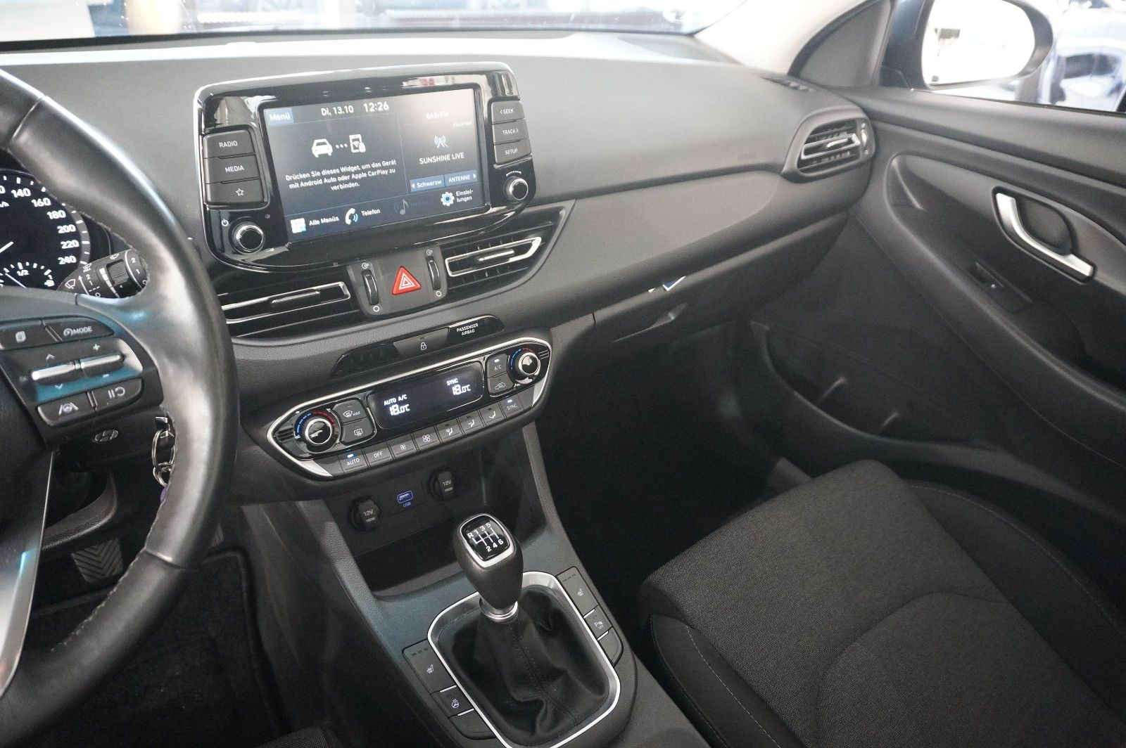 Fahrzeugabbildung Hyundai i30 1.5 T-GDI PURE NAVI/LED/KAMERA/SPORT/SH/AHK