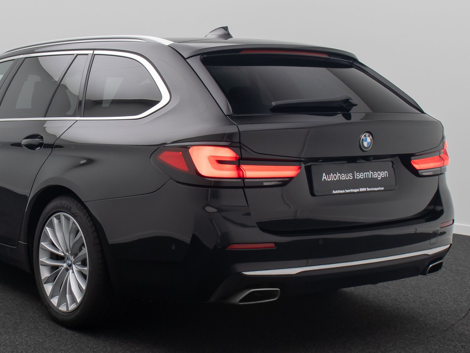 Fahrzeugabbildung BMW 530d Luxury Line HUD Kamera AHK Alarm Laser H/K