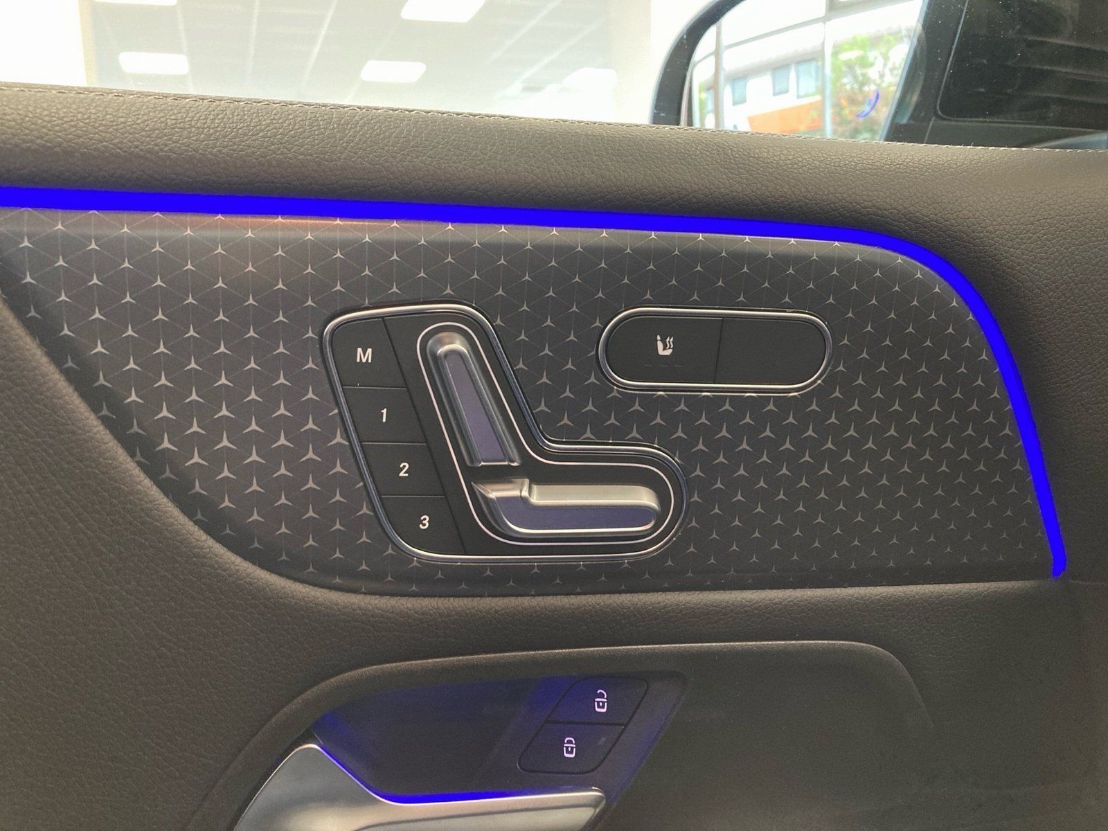 Fahrzeugabbildung Mercedes-Benz GLB 250 4M*7-Sitz*AHK*Distr*Totwi*360*Mbeam*Memo