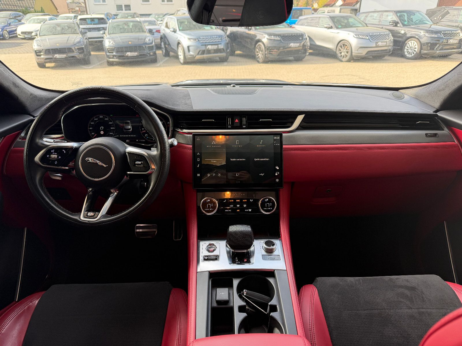 Fahrzeugabbildung Jaguar F-PACE SVR /PANO/MERIDIAN/HUD/360°KAM/MEMORY