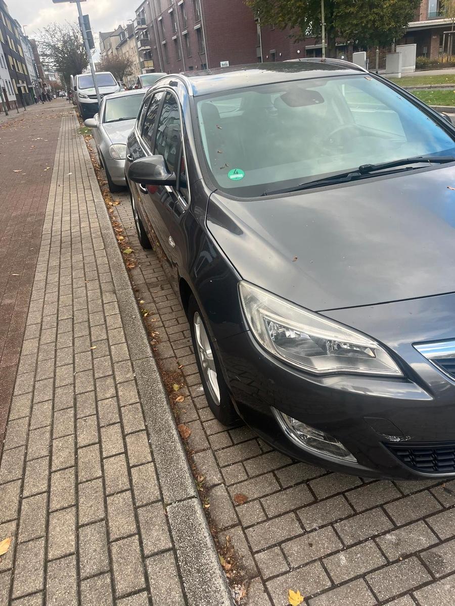 Opel Astra 2011 — rear view