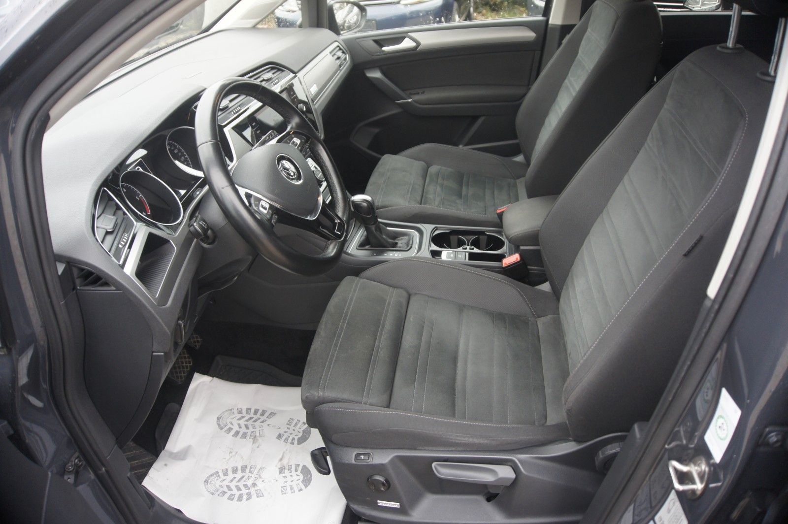 Fahrzeugabbildung Volkswagen Touran Comfortline Navi 14 Wege Sitz  automatik