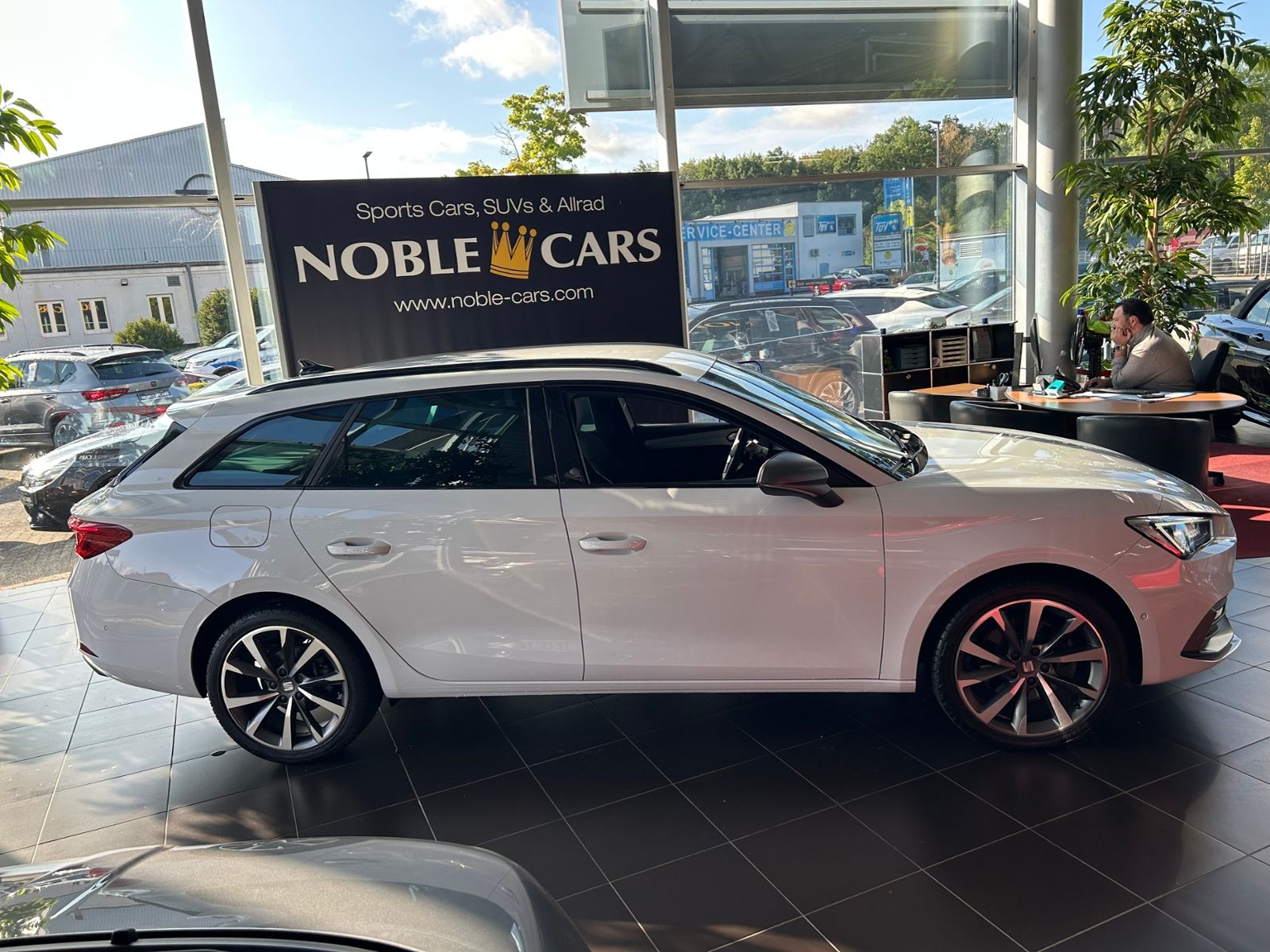Fahrzeugabbildung SEAT Leon Sportstourer FR e-Hybrid LED NAVI ALU
