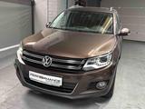Volkswagen Tiguan Bi-Xenon LED PDC Panoramadach - Volkswagen Tiguan aus 2012 mit Diesel-Antrieb