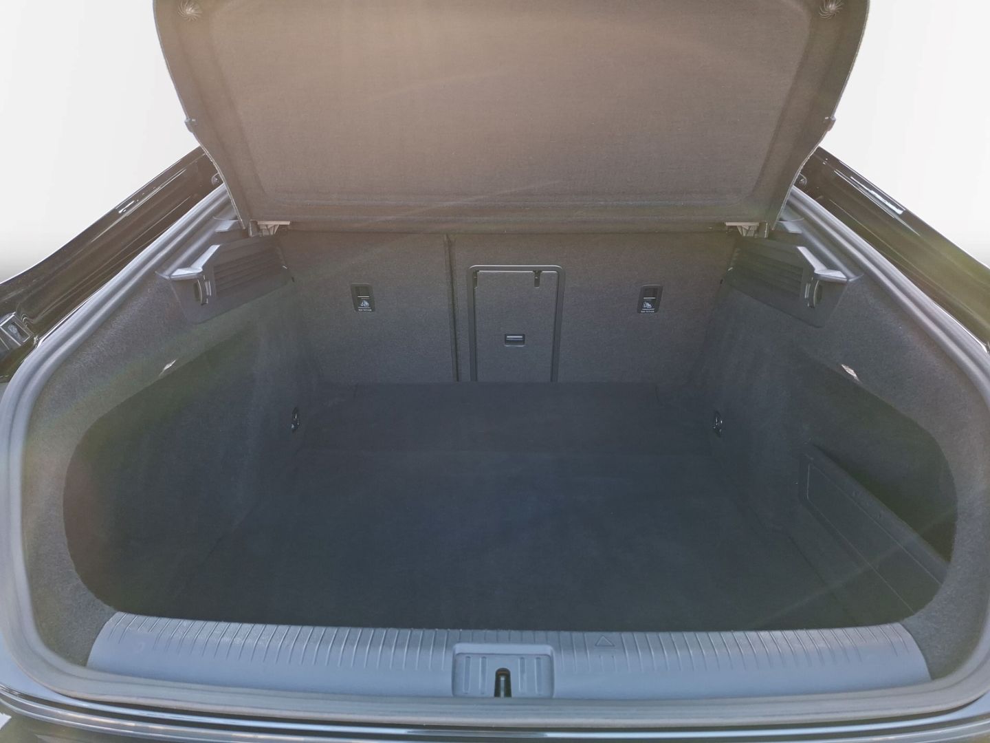 Arteon 2.0 TDI R-Line *NAVI*DYNAUDIO*PANO*DCC*