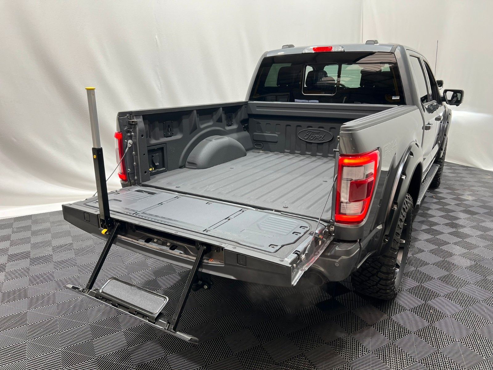 Fahrzeugabbildung Ford F-150 Lariat 5.0L V8 SC 5,5" Black Ed. RTR Ed.