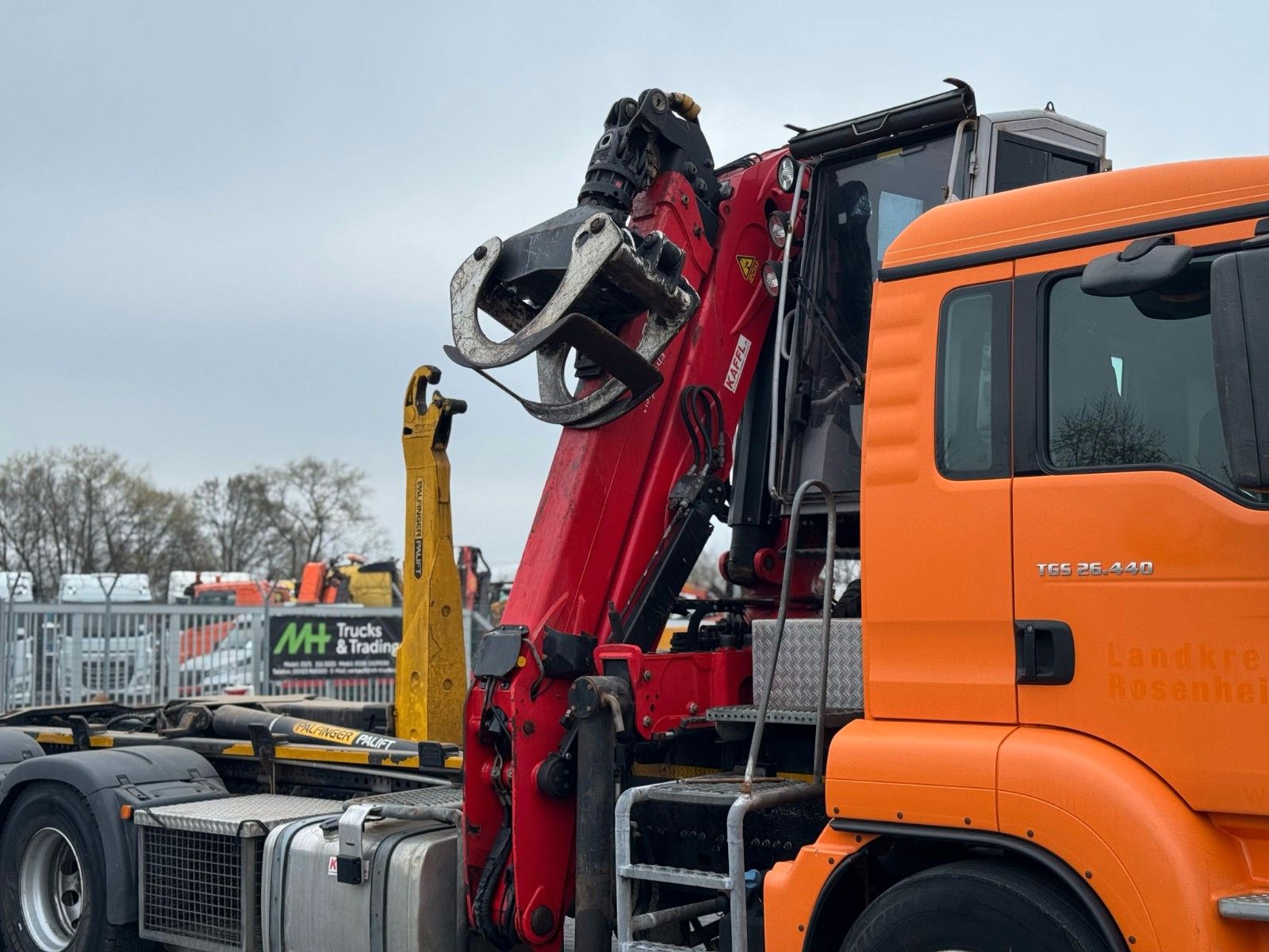 Fahrzeugabbildung MAN TGS 26.440 6x2-4 BL Abrollkipper / Kran