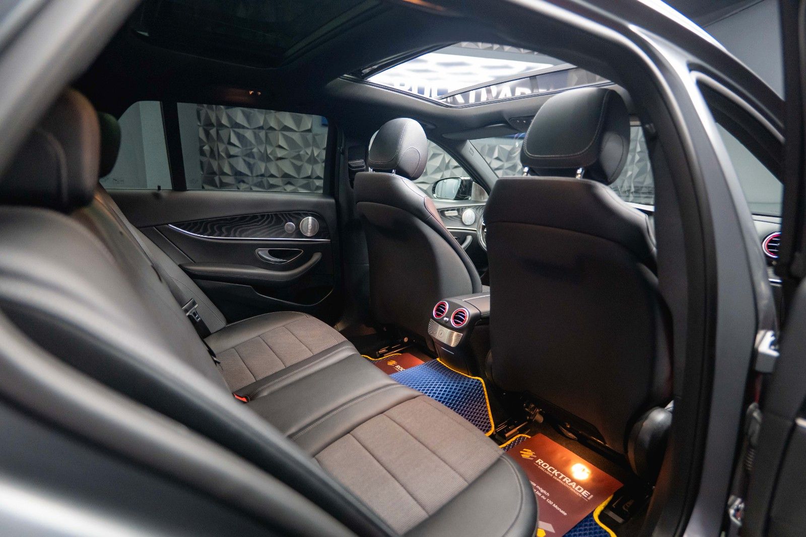 Fahrzeugabbildung Mercedes-Benz E 300de AMG Night-Paket Designo *Pano*ACC*LED*