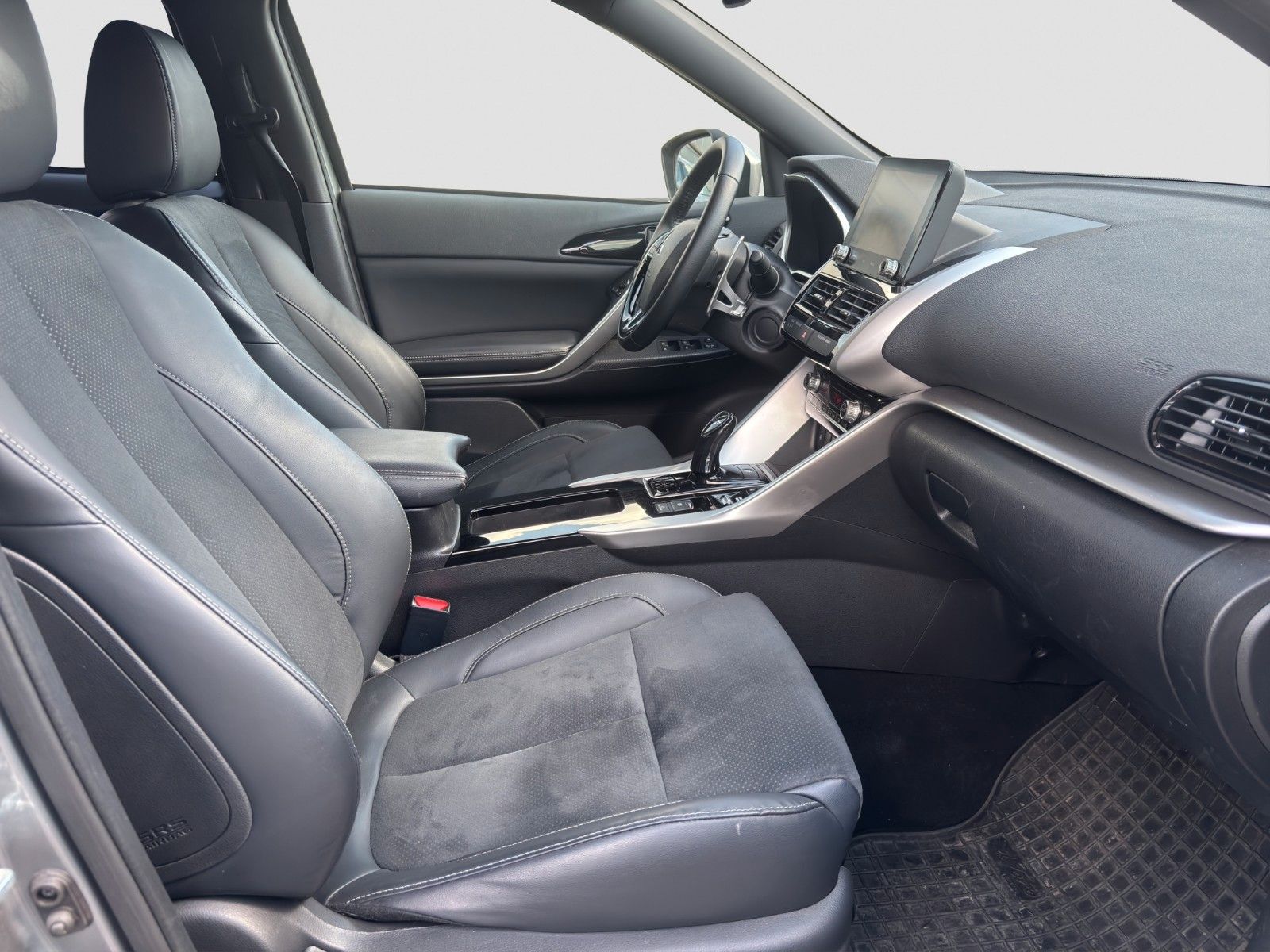 Fahrzeugabbildung Mitsubishi Eclipse Cross 2.4 PHEV 4WD Plus mit Intro-Paket