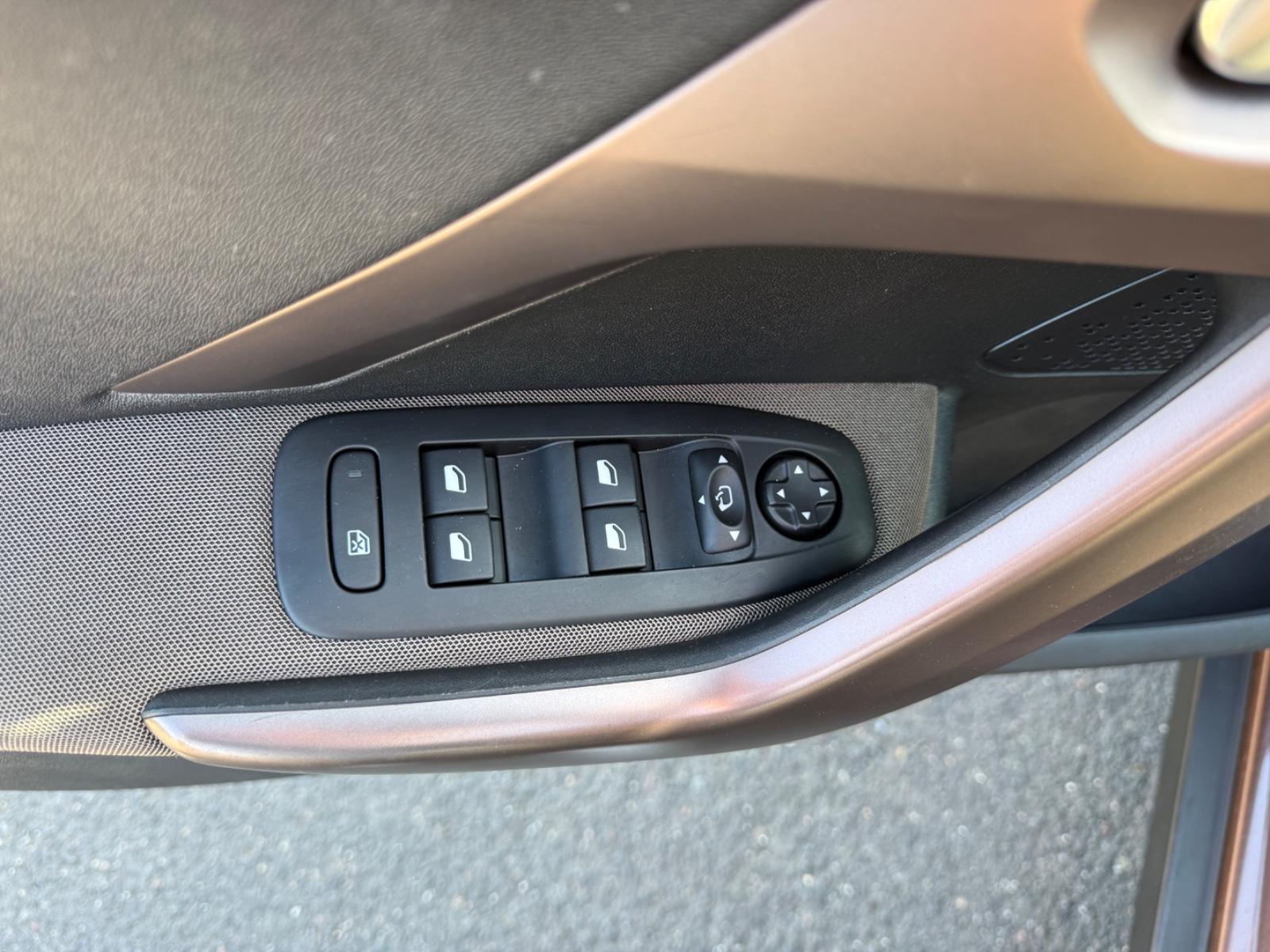 Peugeot 2008 Allure! TÜV NEU! Bordcomputer! Wenig KM!