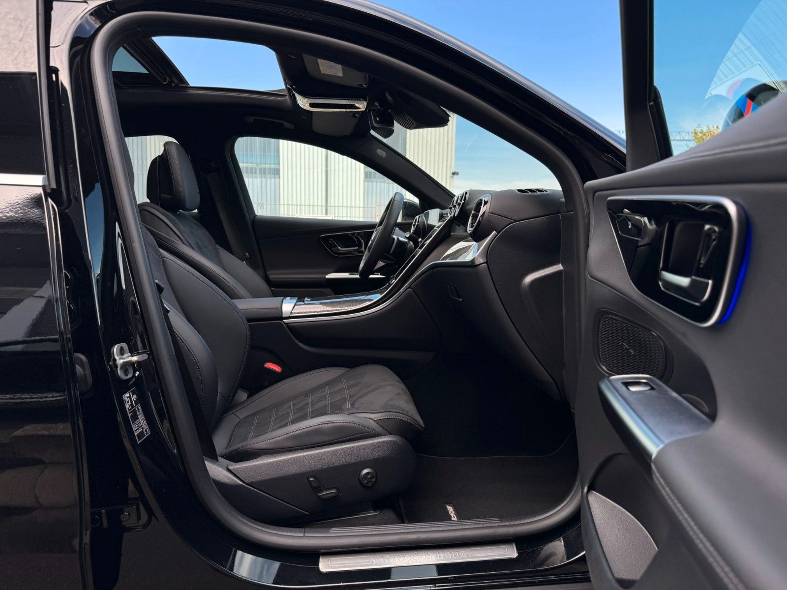 Fahrzeugabbildung Mercedes-Benz GLC 200 4M AMG Distr+360°+Pano+Ambiente+Keyless