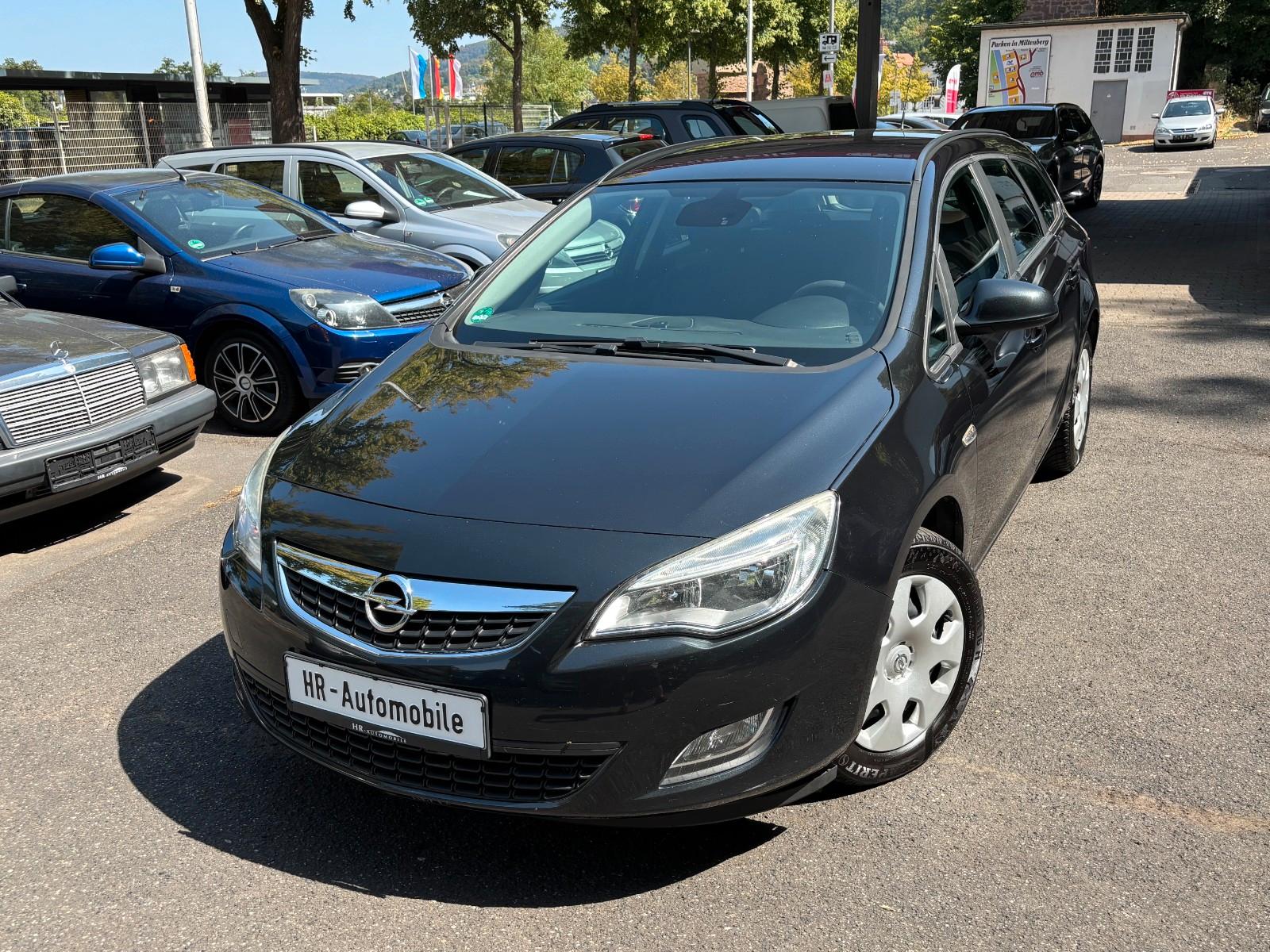 Opel Astra 2012 — rear view