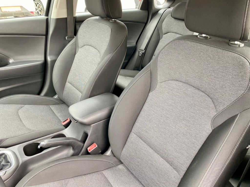 Fahrzeugabbildung Hyundai i30 1.0 AAC SHZ ALLWETTERREIFEN ALU KAMERA PDC