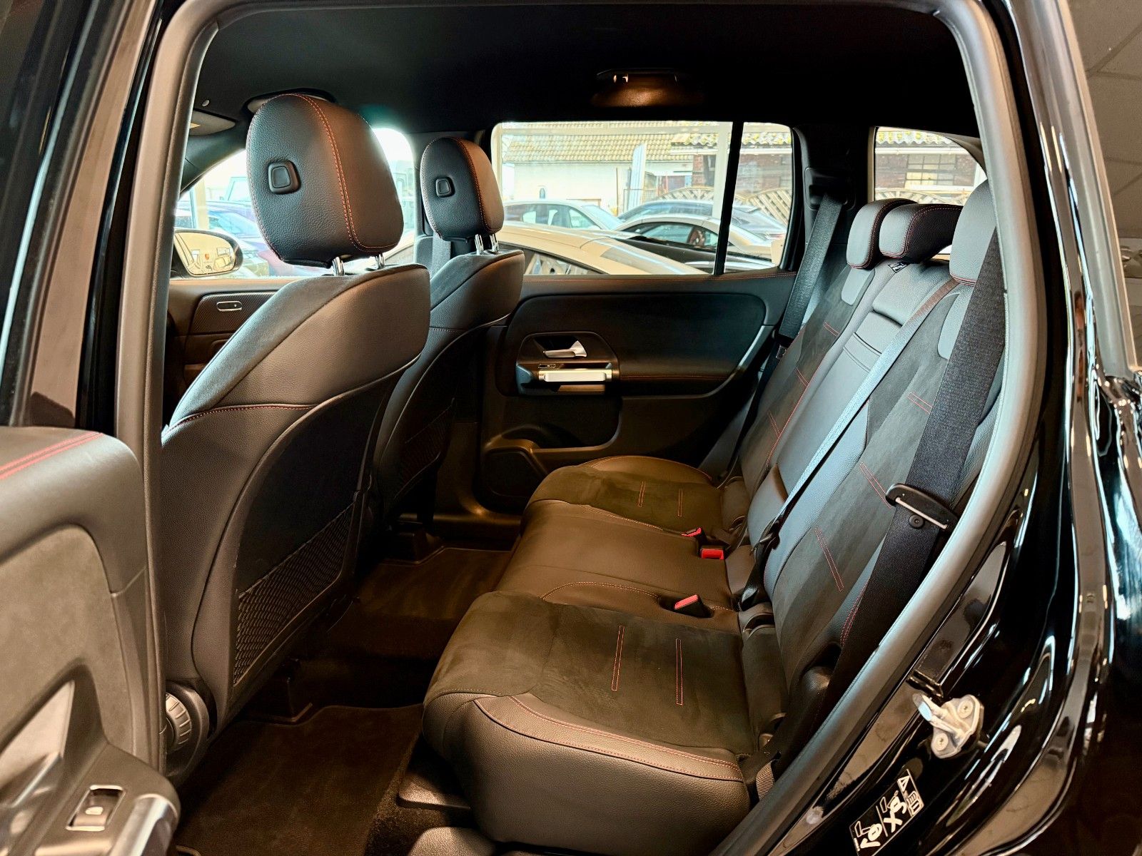 Fahrzeugabbildung Mercedes-Benz GLB 220 d AMG DISTRONIC/20Zoll/AHK/Kamera