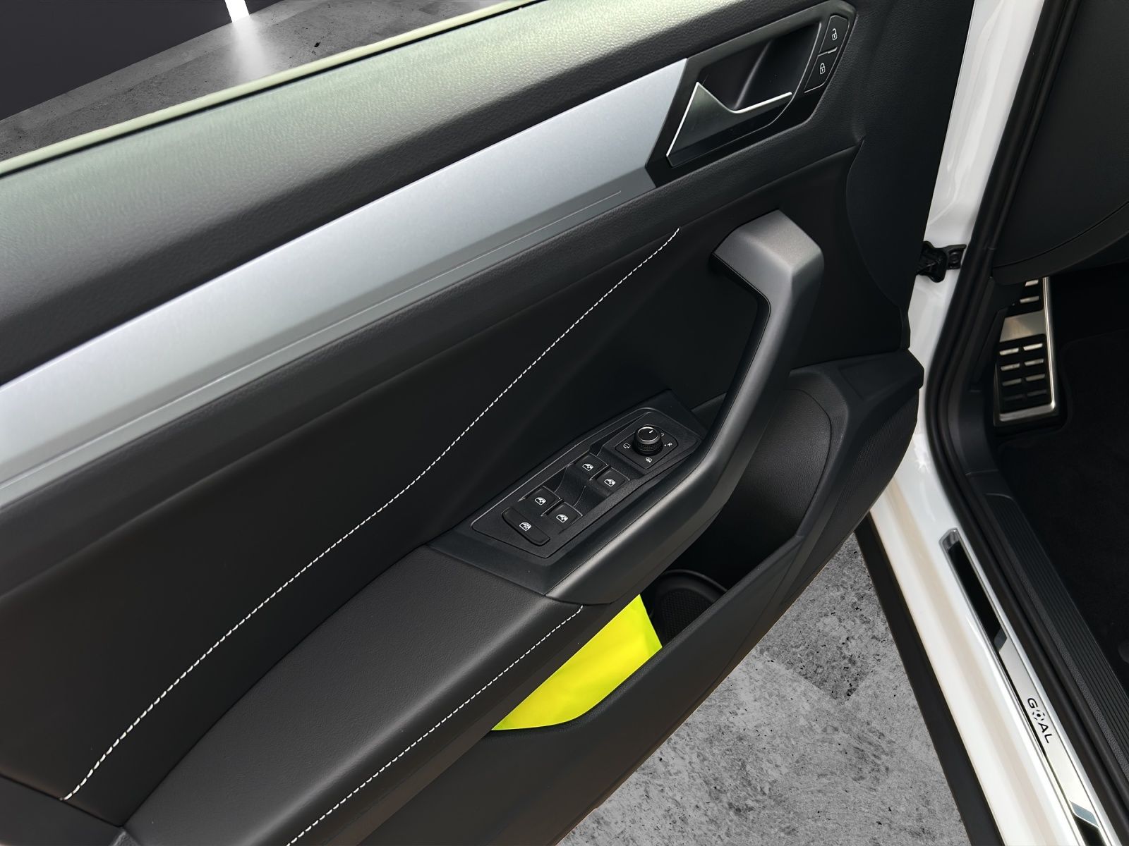 Fahrzeugabbildung Volkswagen T-Roc Goal TSI DSG LED+ ACC SH RearView Ambiente