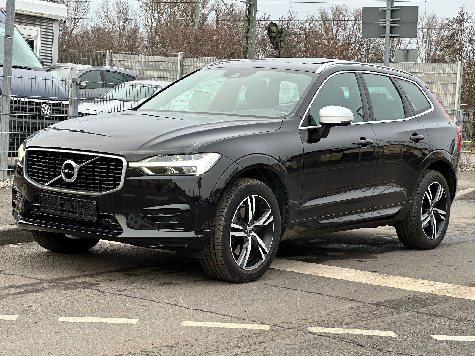 Fahrzeugabbildung Volvo XC60 T5 R DESIGN AWD*PANO+AHK+LED*