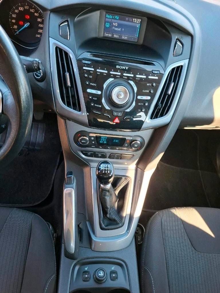 Ford Focus 2011 — photo 16