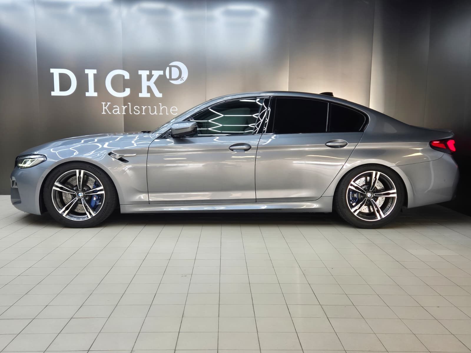 Fahrzeugabbildung BMW M5 Lim. >CARBON+SOFT+LED+HEAD+H&K+MEMO+ACC+360°+
