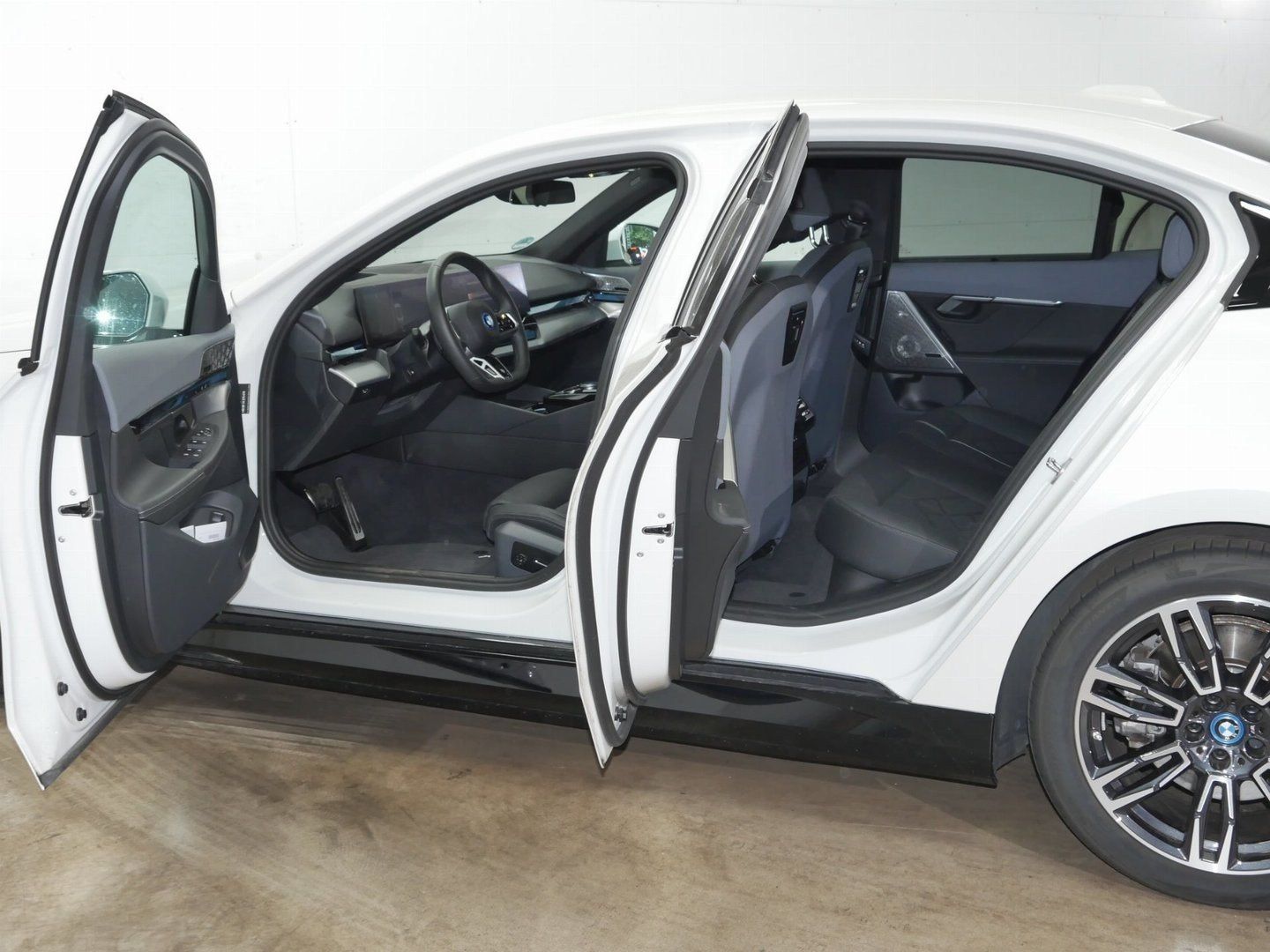 Fahrzeugabbildung BMW i5 xDrive40 M-Sportpaket | Sitzbelüftung vorn |