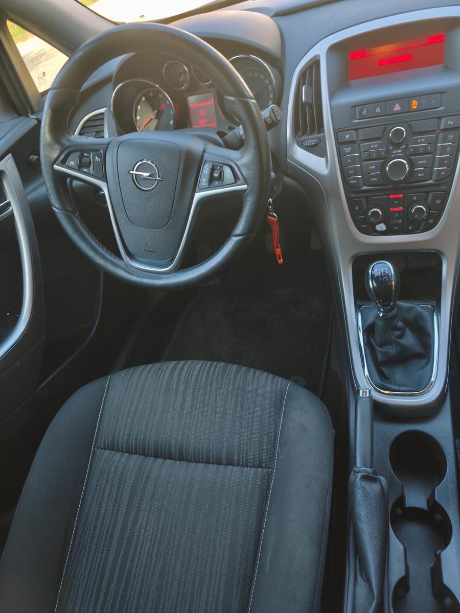 Opel Astra 2011 — engine 120 HP (88kW)