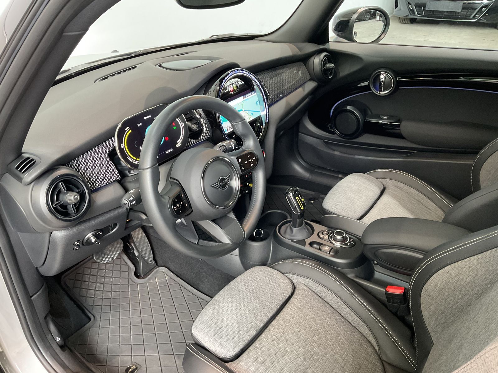 Fahrzeugabbildung MINI Cooper SE LED Pano.Dach RFK Navi ACC