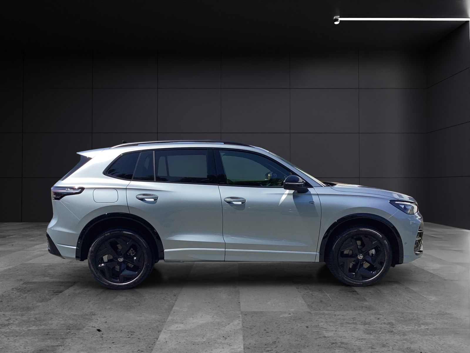 Fahrzeugabbildung Volkswagen Tiguan 1.5 TSI eHybrid 200 kW R-Line AHZV  IQ.LI