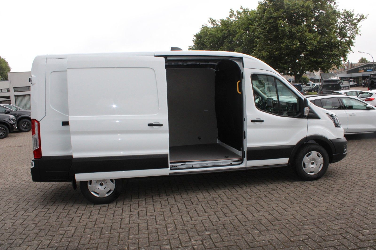 Fahrzeugabbildung Ford Transit L3 H2 Kasten LKW hoch lang KLIMA AHK CAM