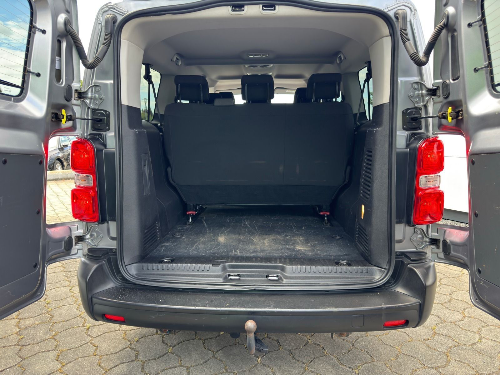 Fahrzeugabbildung Opel Vivaro L3 9Sitzer 144PS 6-Gang*AHK*RFK*Klima*Eur