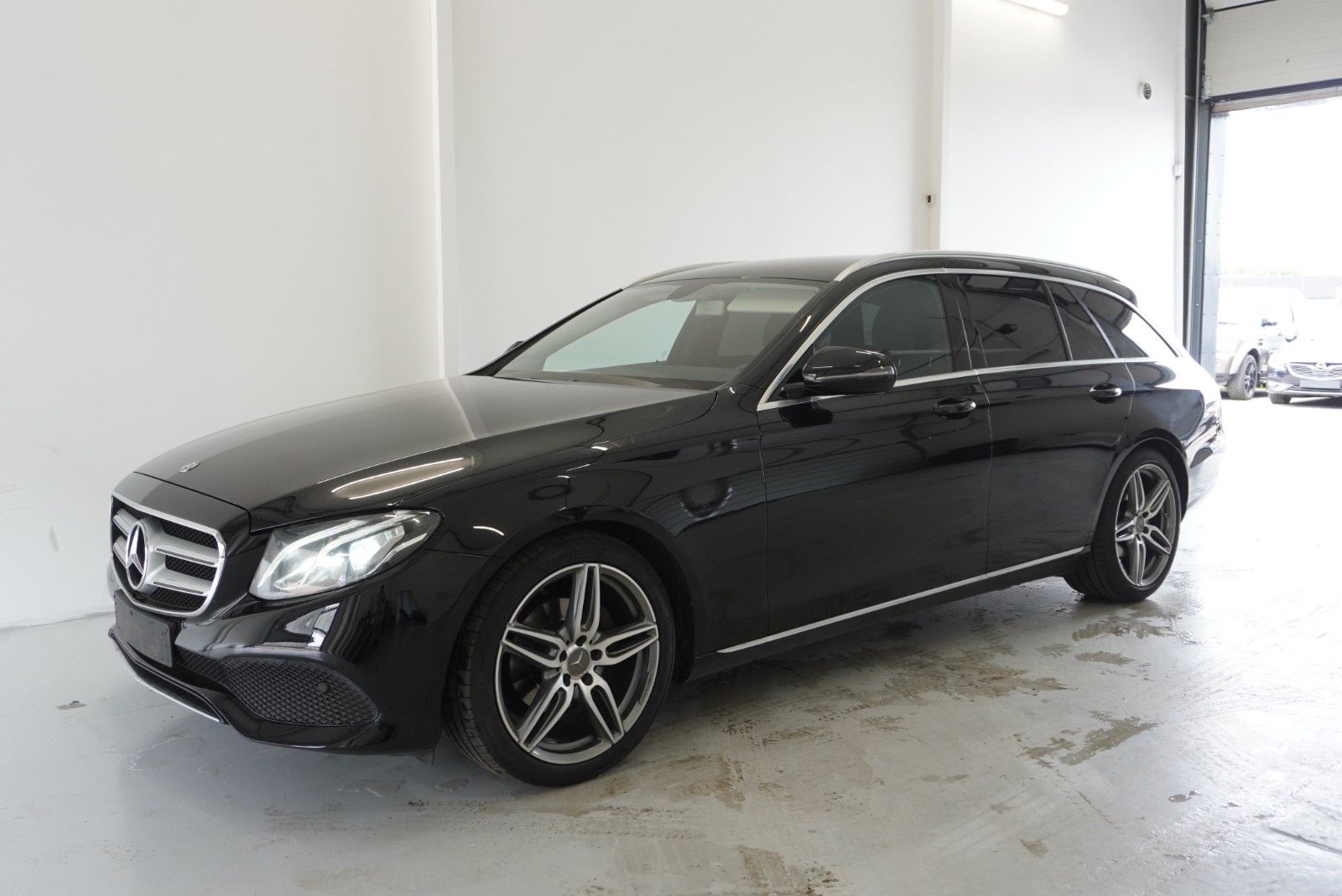 MERCEDES-BENZ E 220