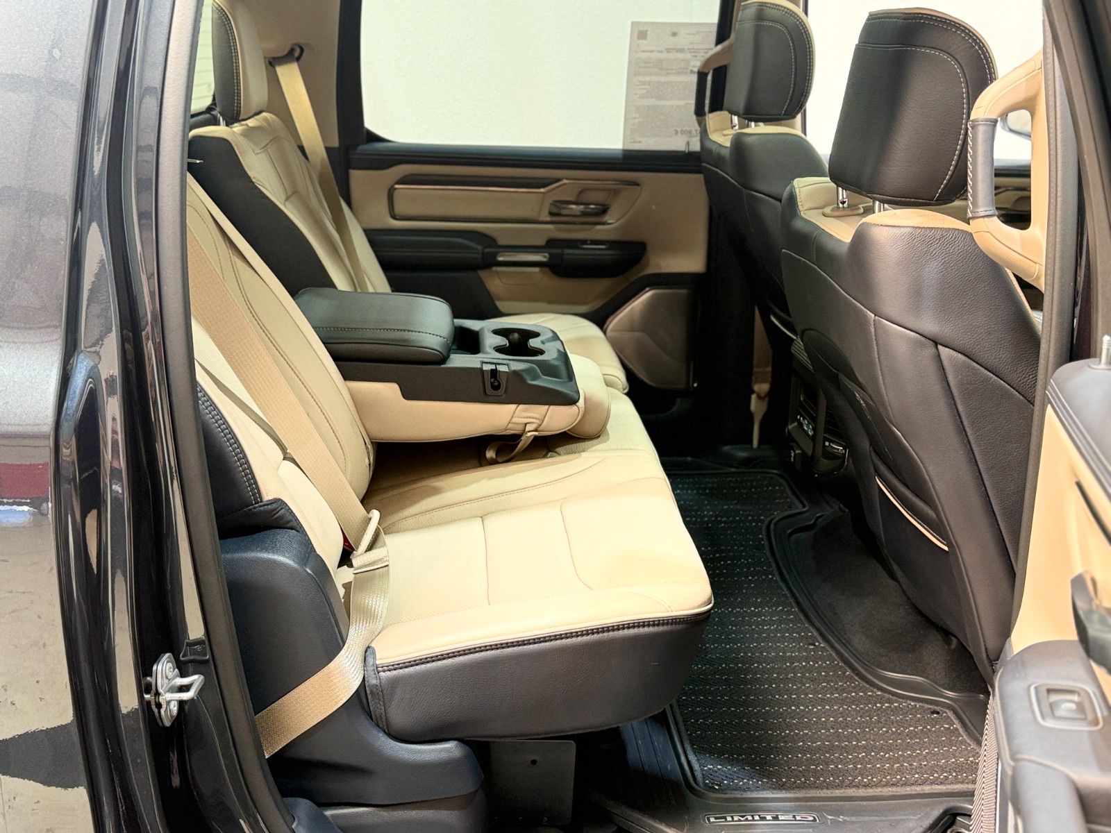 Fahrzeugabbildung Dodge Limited / CREW CAB / 4x4 / Harman Kardon / 360°
