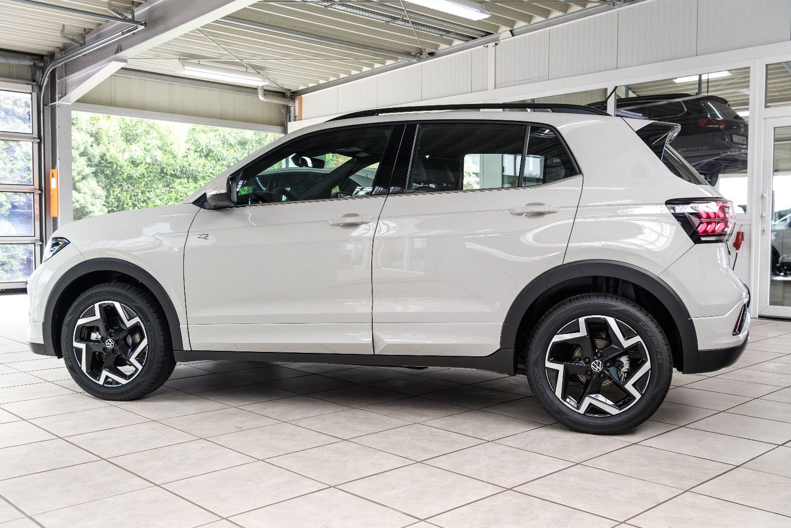 Fahrzeugabbildung Volkswagen T-Cross 1.0 TSI R-Line+DSG+Kamera+AHK+GJ-Reifen
