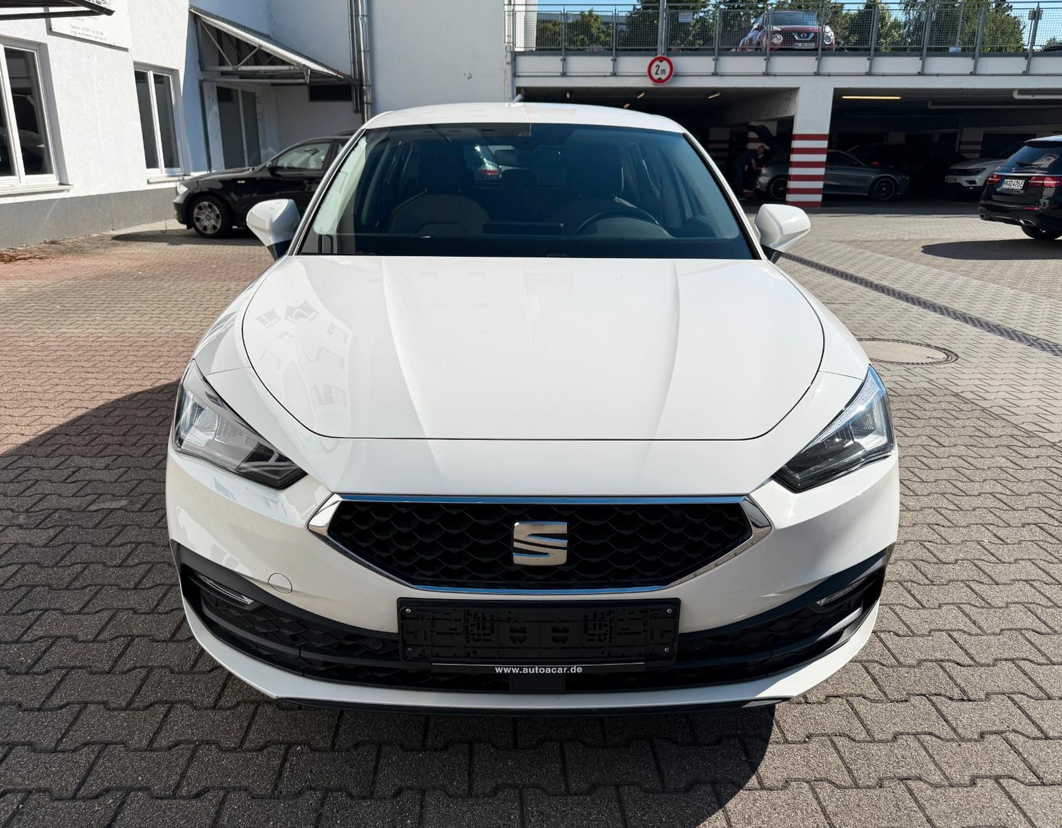 Seat Leon Style LIMO DSG NAVI/R-CAM/AHK/LED/1HAND