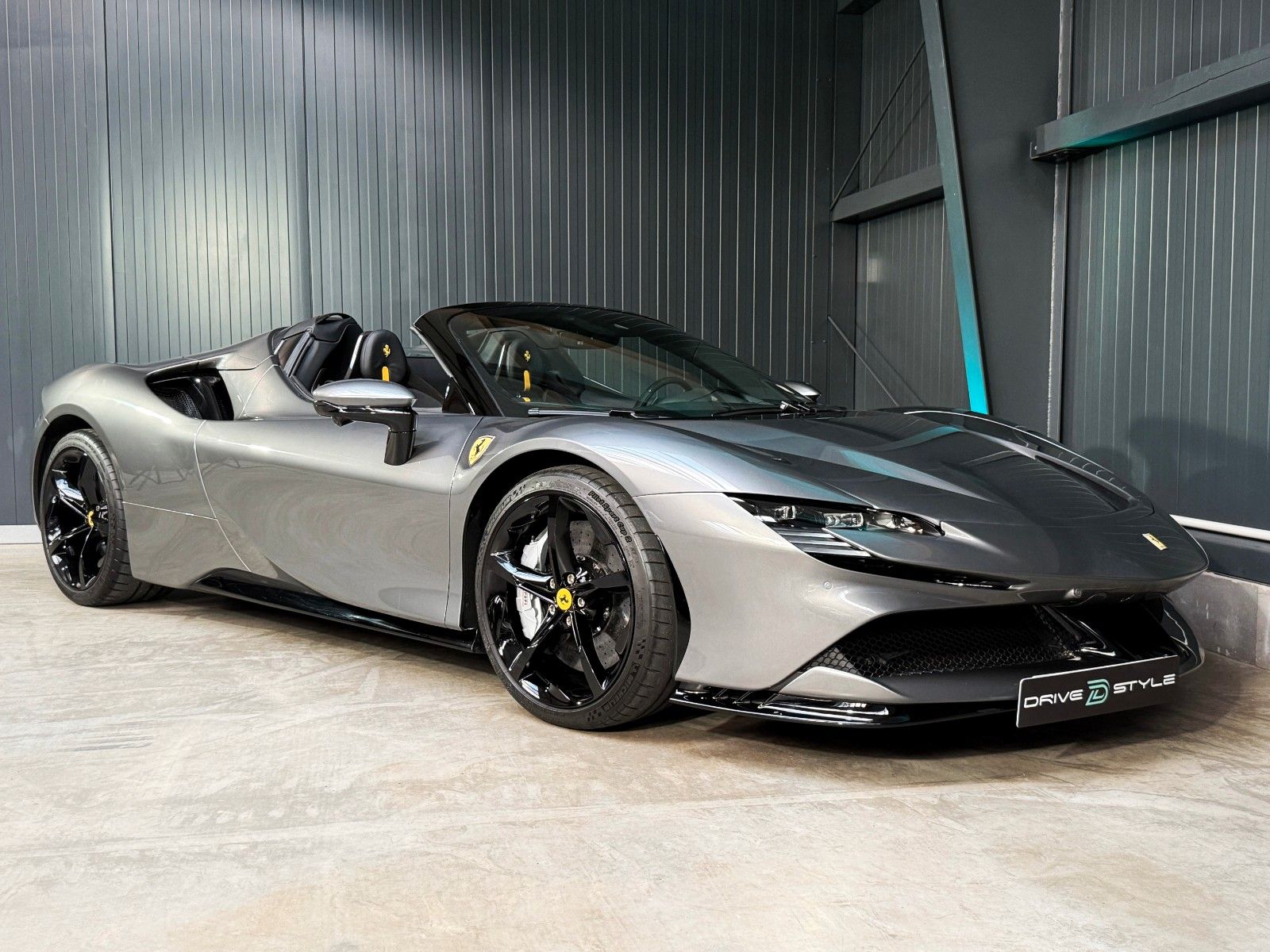 Fahrzeugabbildung Ferrari SF90 + Grigio Ferro + 2.257 km + Lift + Daytona