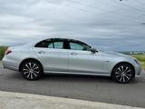 Mercedes-Benz E 300 e 4MATIC Autom. - Avantgarde - Mercedes-Benz E 300 mit Hybrid-Antrieb: Schiebedach, Limousine