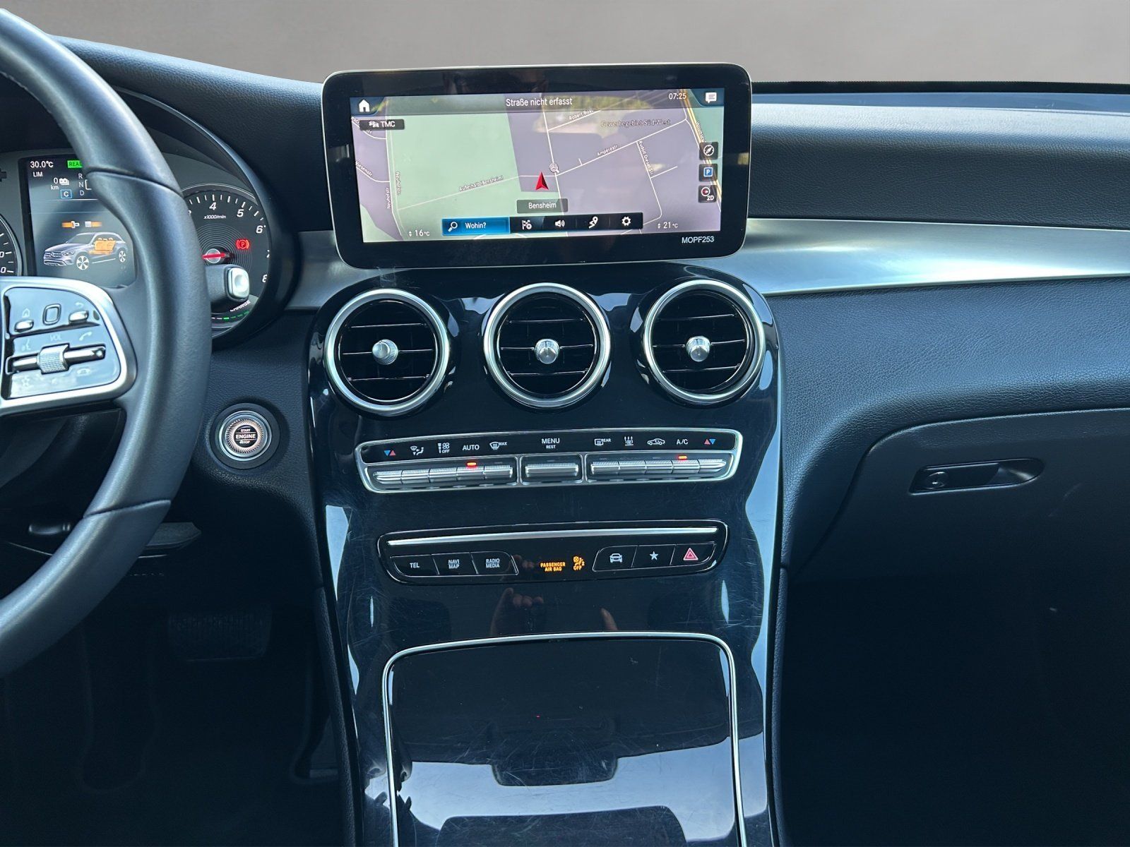 Fahrzeugabbildung Mercedes-Benz GLC 300e 4M Kamera LED Business MBUX CarPlay DAB