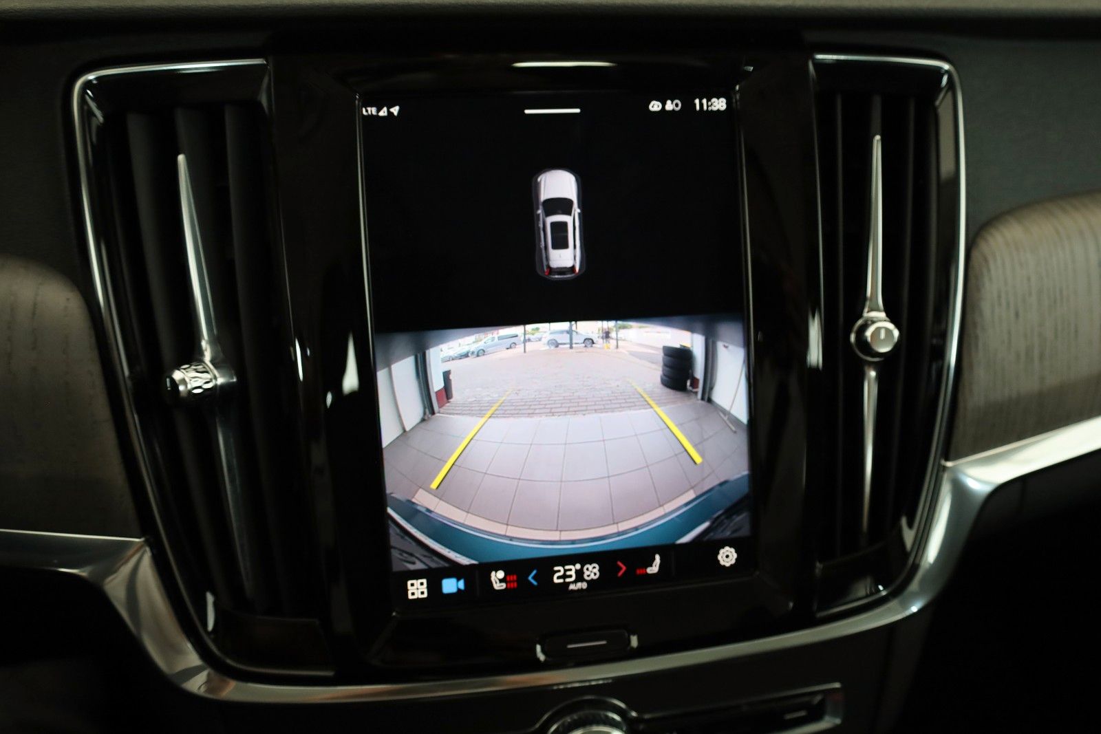Fahrzeugabbildung Volvo V90 CC Pro AWD Leder,Navi,LED,SH,Kamera,ACC