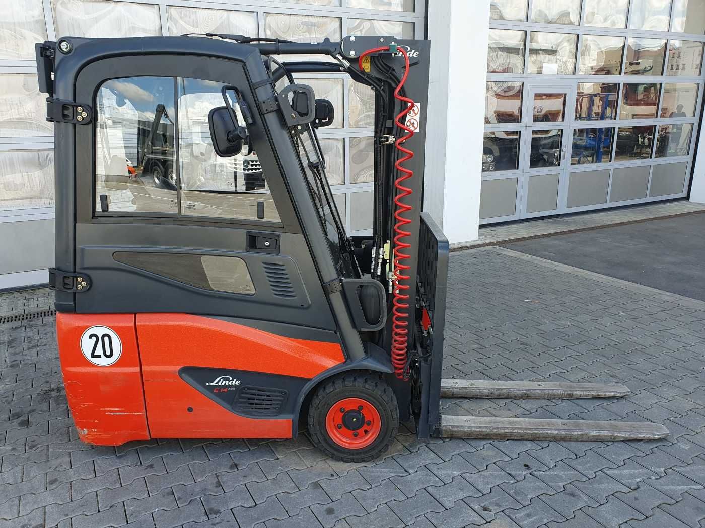 Fahrzeugabbildung Linde E14 - 02 / Triplex: 4.00m! / SS / 855h! / 2021