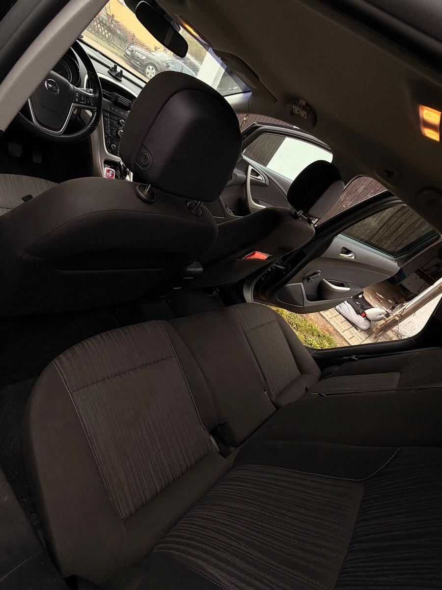 Opel Astra 2011 — photo 13