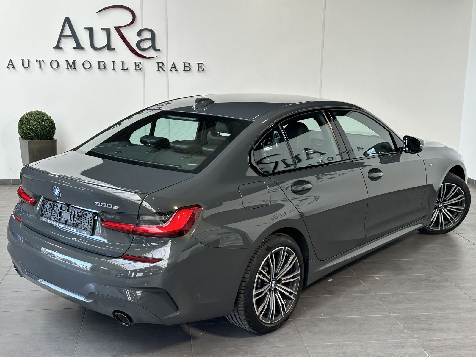 Fahrzeugabbildung BMW 330e Limousine M-Sport NAV+LASER+HEAD-UP+H&K+KAM